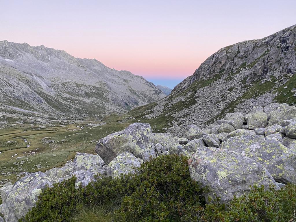 Vista del tramonto e di montagne rocciose