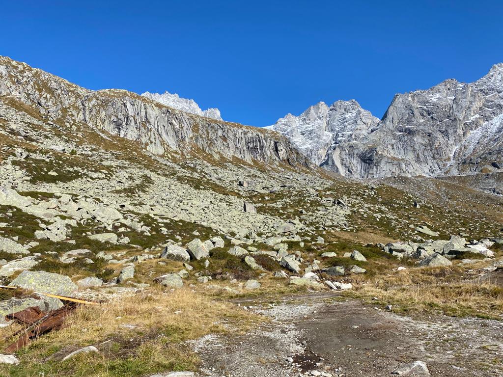 Vista montagne rocciose e quasi aride