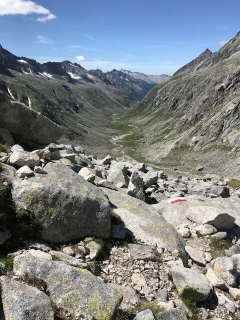 Vista montagne e rocce con un cielo sereno