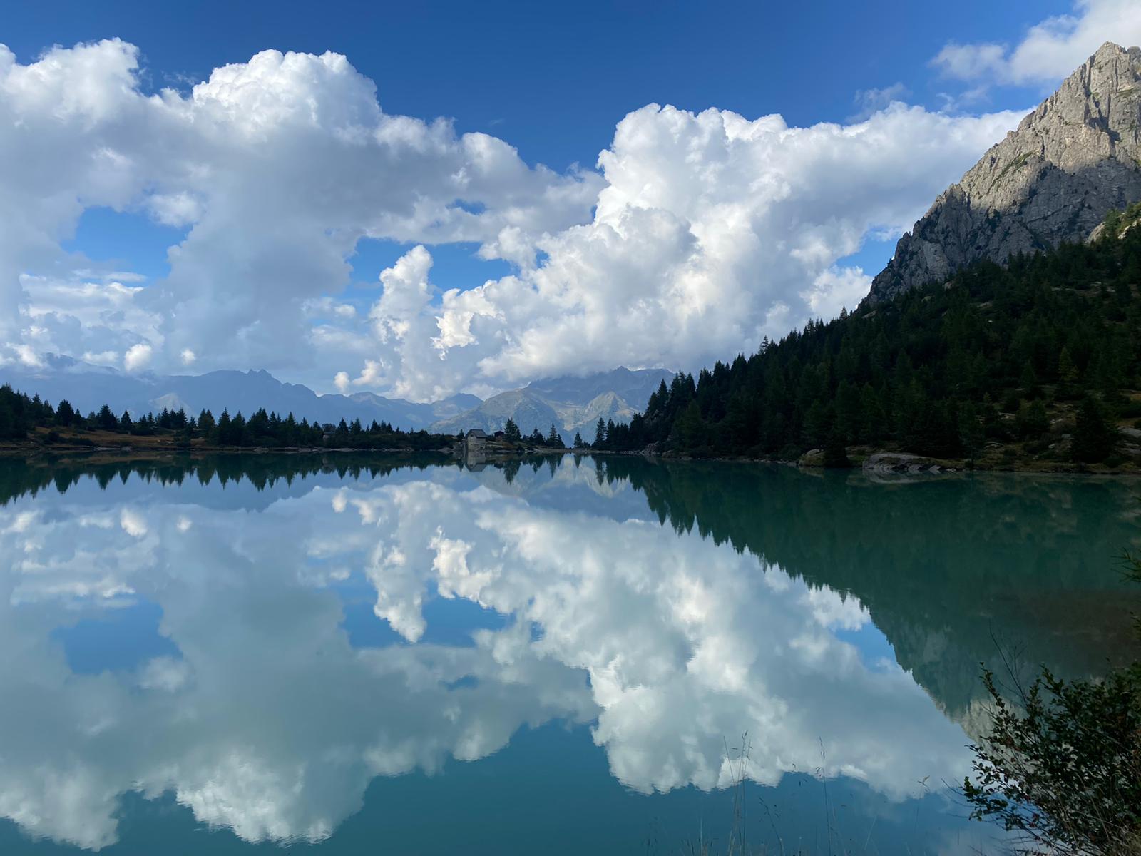 Vista lago limpido che rispecchia un cielo sereno