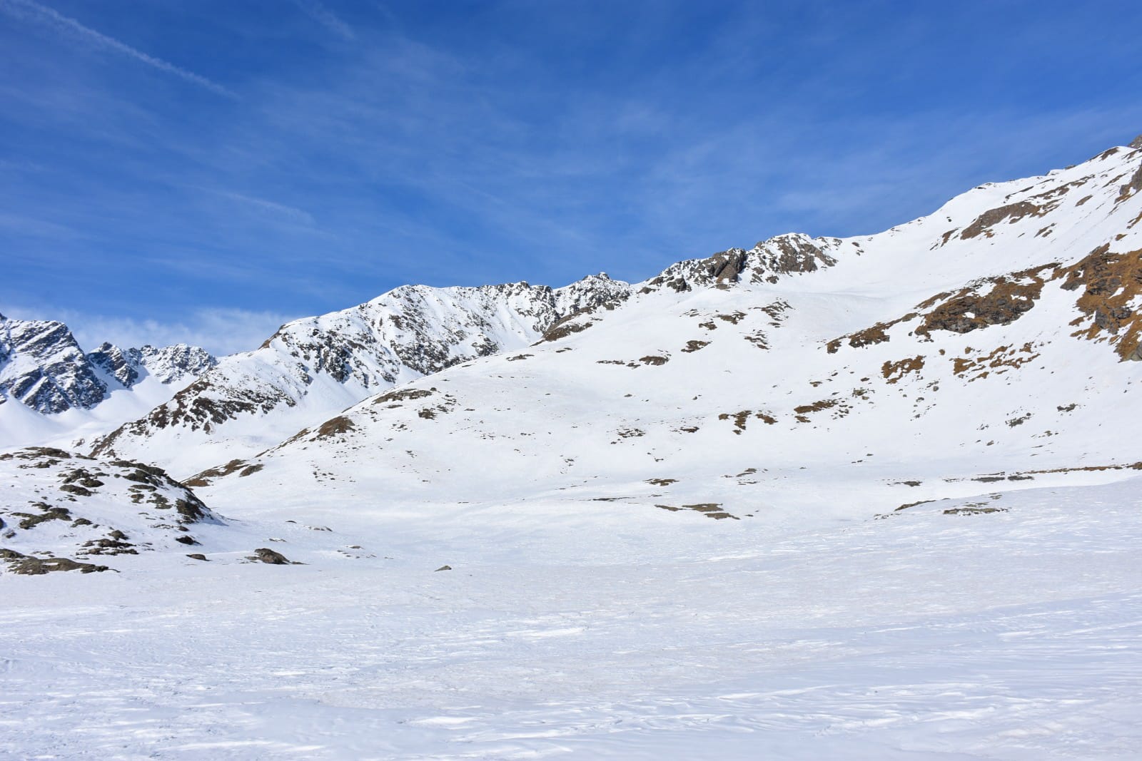 Vista di montagna completamente ricoperta di neve su un cielo limpido