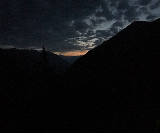 Foto di montagne scure e un cielo buio per la notte