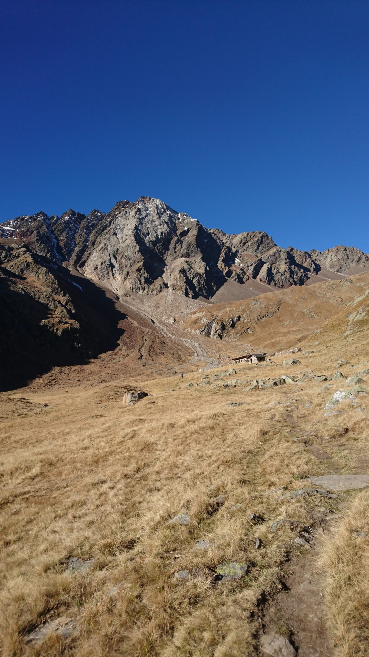 Vista montagne aride e rocciose