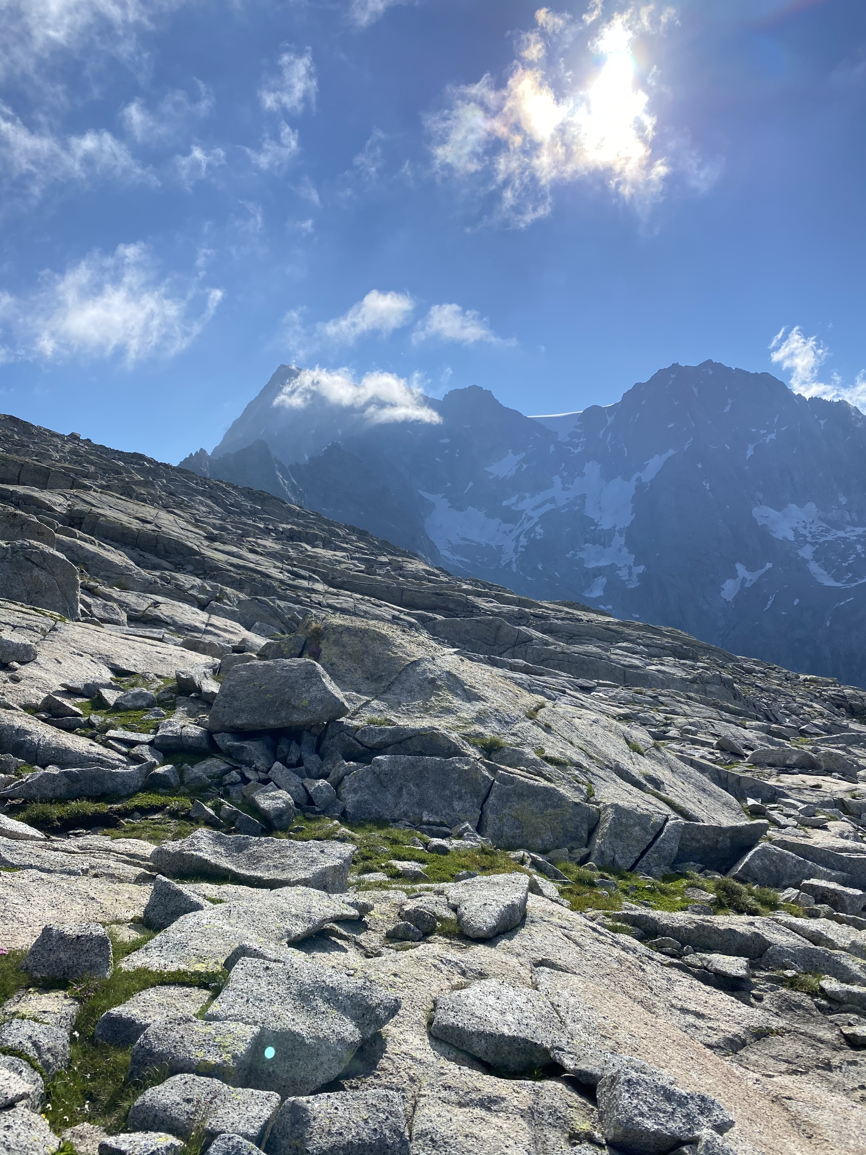 Vista rocce in primo piano e dietro una grande montagna