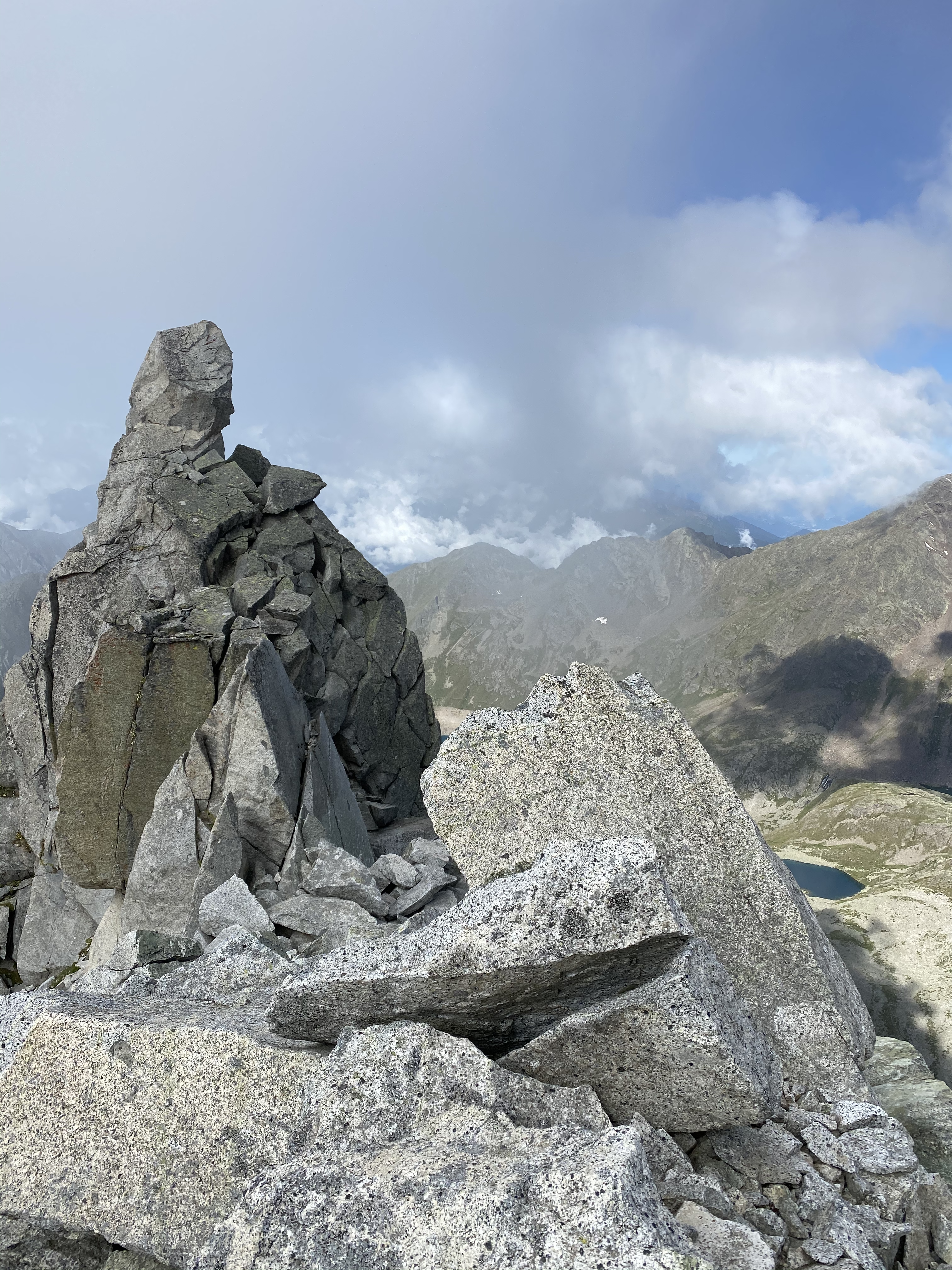 Foto di una grande roccia su una montagna