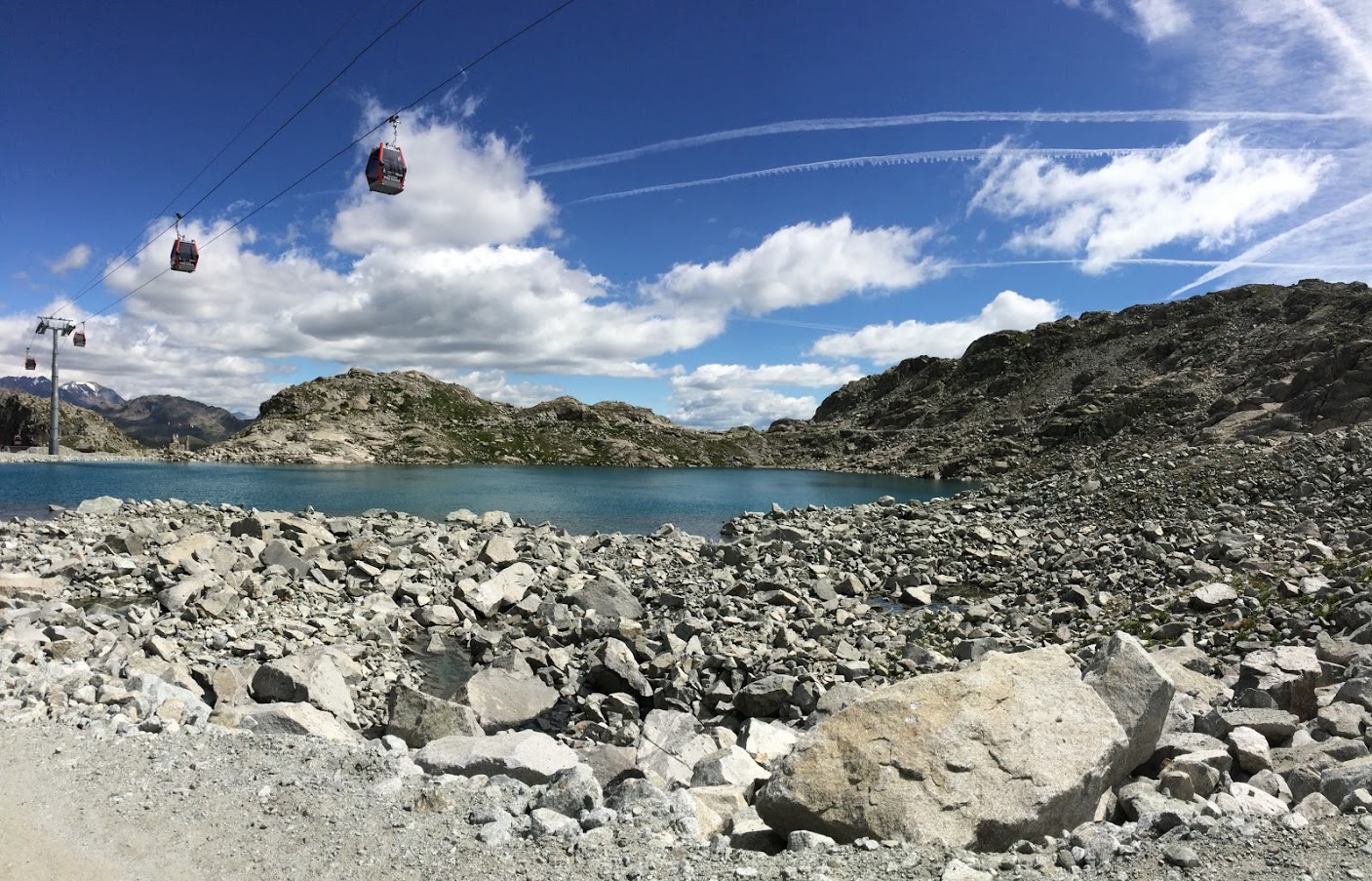 Foto funivia sopra un lago limpido in mezzo a basse montagne rocciose