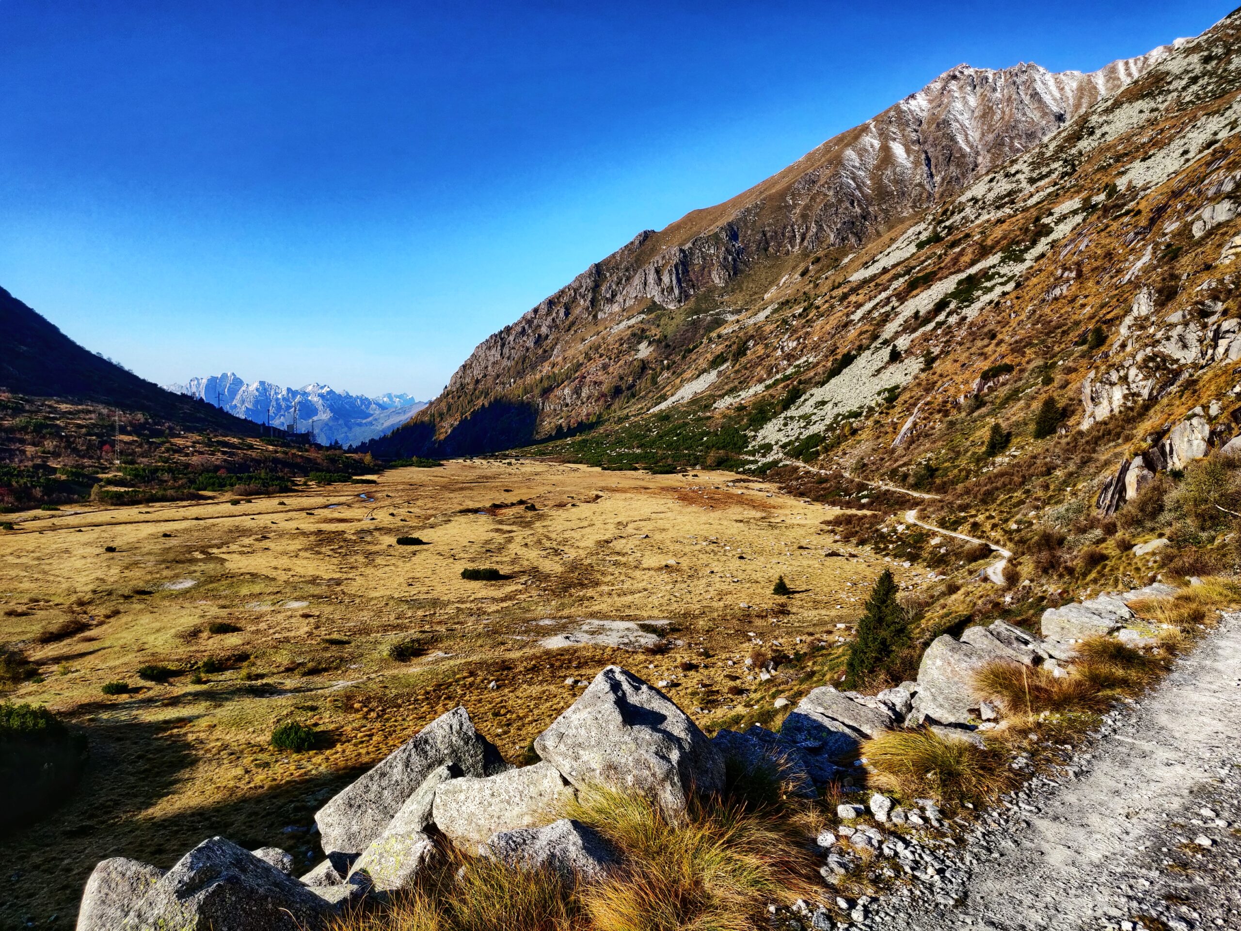 Vista montagne aride e rocciose