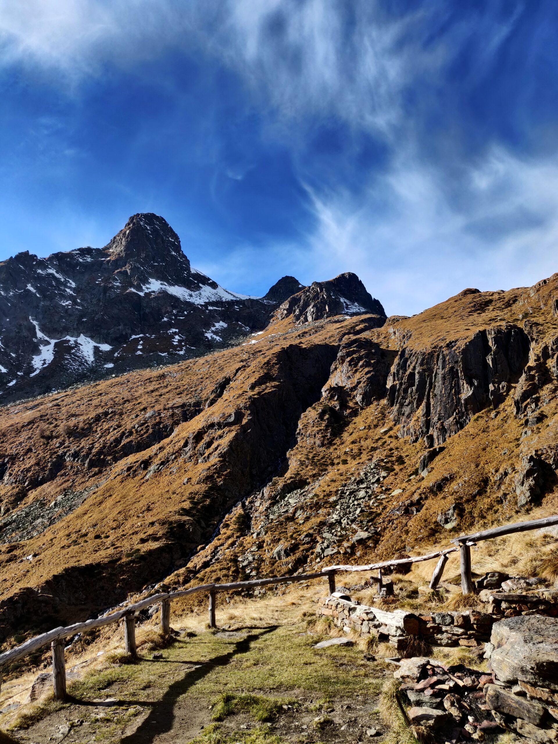 Vista montagne rocciose con un cielo limpido e soleggiato