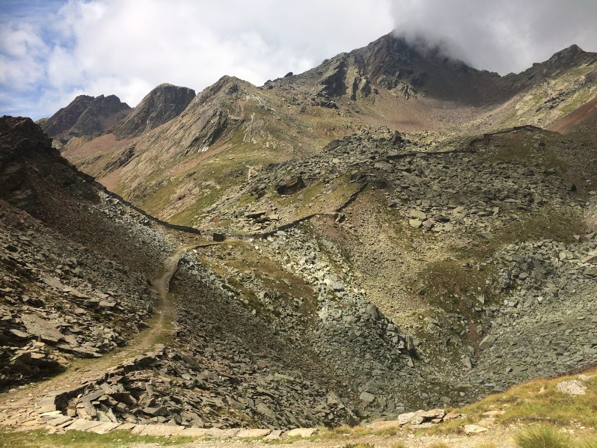 Vista montagne rocciose con un cielo grigiastro