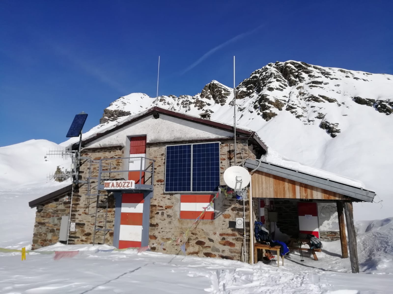 Foto di un rifugio alpino sulla montagna innevata