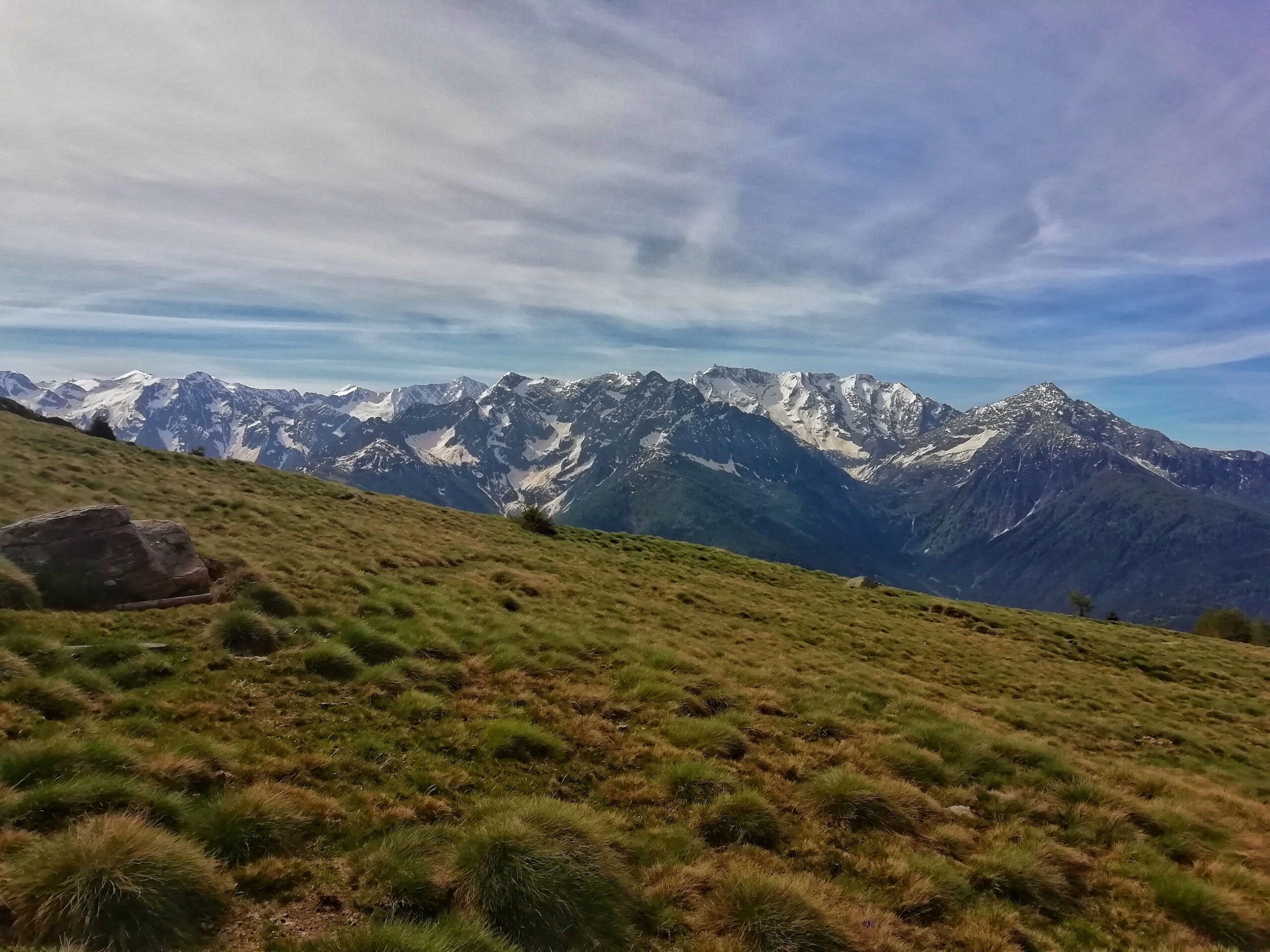 Vista montagne da collina con un cielo azzurro e violaceo quasi magico